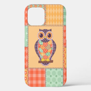 Coque iPhone 12 Motif de hibou en patchwork sans couture. Fond vin