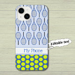 Coque Pour iPhone 14 Motif de tennis nom personnalisé bleu<br><div class="desc">Ce design sur le thème du tennis fait appel à des balles de tennis qui créent un motif à pois lumineux et un autre motif utilise des raquettes de tennis. Une bande blanche vous permet de personnaliser avec un nom ou un autre texte. Arrière - plan : deux nuances de...</div>