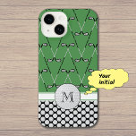 Coque Pour iPhone 14 Motifs de golf de Monogrammes vert<br><div class="desc">Ajoutez un monogramme à la "balle de golf" pour personnaliser ce coque frappant vert,  blanc et noir. Il possède deux motifs sur le thème du golf : des clubs de golf croisés sur le green,  et des balles de golf à points de polka sur le noir.</div>