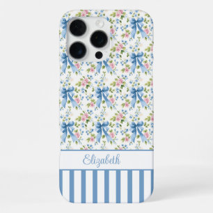 Coque iPhone 16 Pro Max Nœuds Coquette Bleus Avec Fleurs Monogrammées