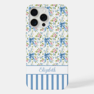 Coque iPhone 15 Pro Max Nœuds Coquette Bleus Avec Fleurs Monogrammées 