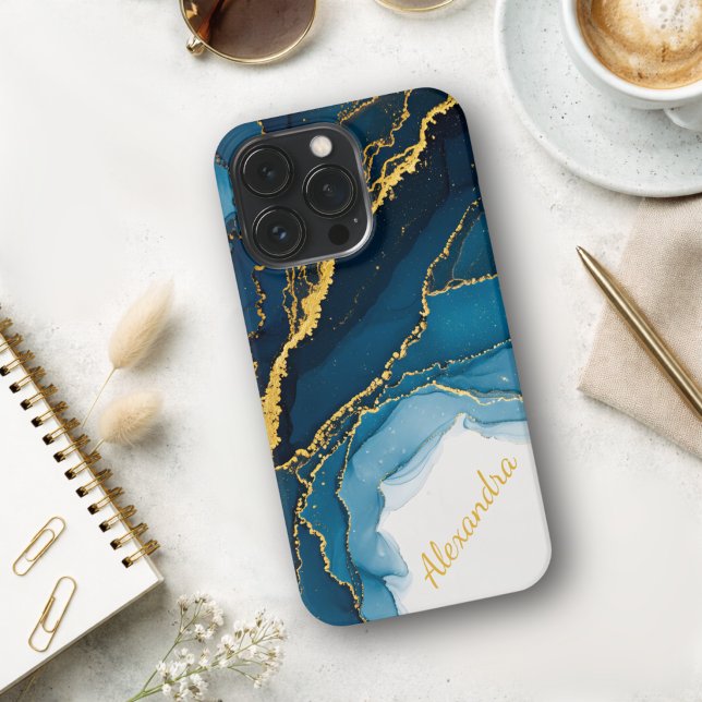 Coque iPhone Nuances de bleu avec encre alcoolique dorée (Créateur téléchargé)