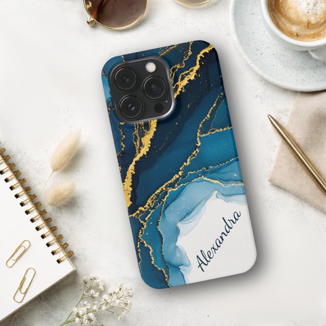 Coque iPhone Nuances de bleu avec encre alcoolique dorée (Créateur téléchargé)