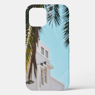 Coque iPhone 12 Palmier près d'un bâtiment en béton blanc