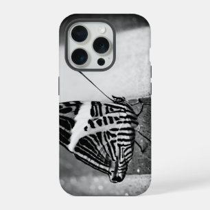 Coque iPhone 15 Pro papillon qui traverse