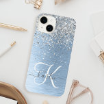 Coque Pour iPhone 14 Parties scintillant en argent brossé bleu Nom du m<br><div class="desc">Personnalisez facilement ce design branché de boîtier de téléphone chic avec une jolie parties scintillant brillante en argent sur un arrière - plan métallique brossé bleu.</div>