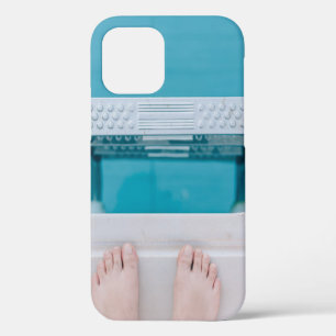 Coque iPhone 12 Personne debout sur l'échelle de la piscine