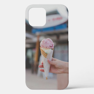 Coque iPhone 12 Personne tenant de la crème glacée à la fraise