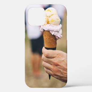 Coque iPhone 12 Personne tenant de la crème glacée sur le cône