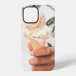 Coque iPhone 12 Personne tenant un cône de crème glacée avec trois