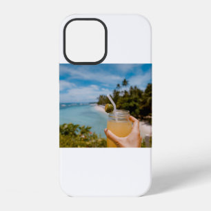Coque iPhone 12 Personne tenant un pot Mason rempli de jus à