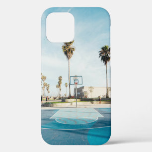 Coque iPhone 12 Personnes à l'extérieur d'un terrain de basket-bal