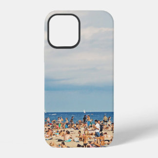 Coque iPhone 12 Personnes sur une plage de sable marron