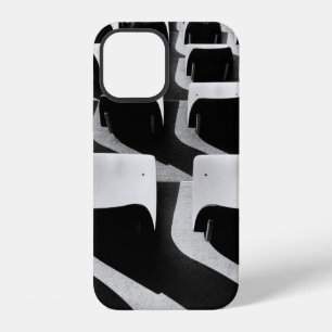 Coque iPhone 12 Photographie en niveaux de gris de chaises sans pe