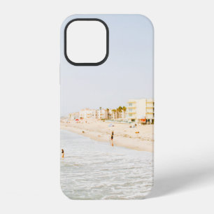 COQUE iPhone 12 PLAGE PRÈS D'UN BÂTIMENT EN JOURNÉE