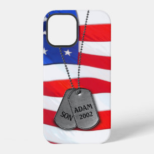 Coque iPhone 12 Plaques d'identification militaires sur le drapeau