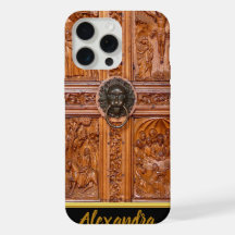 Porte en bois d'arbre avec un heurtoir en forme de