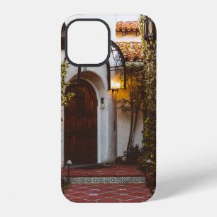 COQUE iPhone 12 PORTE EN BOIS MARRON FERMEE PENDANT LA JOURNEE