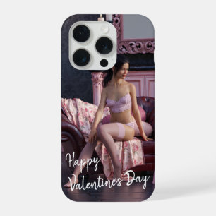 Coque iPhone 15 Pro Saint Valentin Beauté en Lingerie sur le canapé
