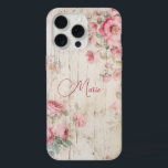 Coque iPhone 15 Pro Max Style chalet rustique Roses sur bois ancien avec n<br><div class="desc">Charmant cottage rustique style rose pastel roses et feuillage de sauge clair sur vieille texture de bois patiné avec champ de texte modifiable pour votre nom personnalisé ou monogramme.</div>