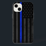 Style foncé et robuste | Drapeau de police de la L<br><div class="desc">Un iPhone style robuste ou un coque en forme mince avec un drapeau bleu foncé et en détresse police mince ligne avec une ligne bleu cobalt vibrante courant au centre. Dans l'arrière - plan se trouve un drapeau américain sombre qui est assez subtil pour voler sous le radar, mais assez...</div>