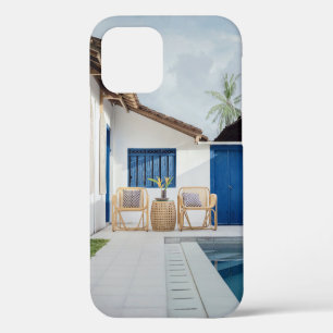 Coque iPhone 12 Table en osier et deux chaises près de la piscine