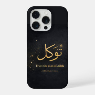 Coque iPhone 15 Pro Tawakkul Calligraphie Arabe en Or – Ayez Confiance