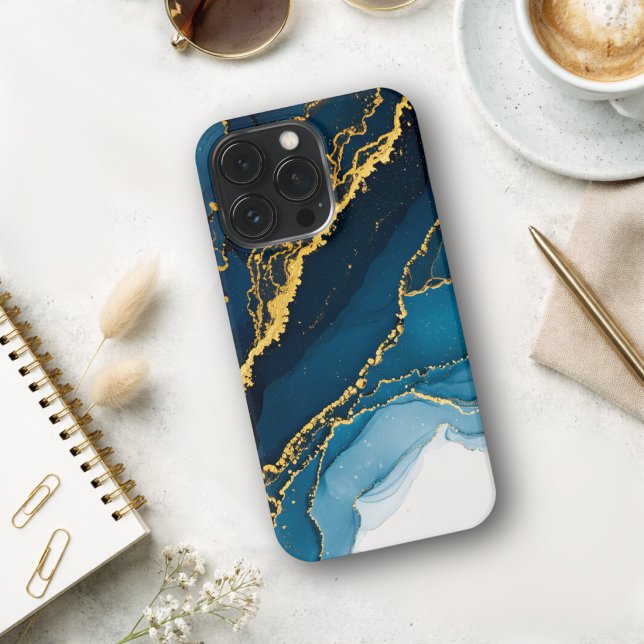 Coque iPhone Teintes de bleu avec encre alcoolique dorée (Créateur téléchargé)