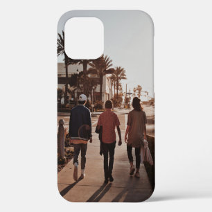 Coque iPhone 12 Trois personnes marchant près des palmiers