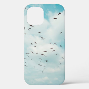 Coque iPhone 12 Troupeau de colombes grises volent sur un ciel ble