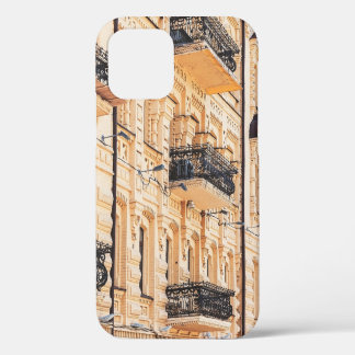 Coque iPhone 12 Une vieille maison jaune aux balcons en fer forgé.