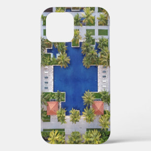 Coque iPhone 12 Vue aérienne de la piscine entourée de palmiers