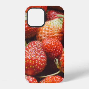 Coque iPhone 12 Vue rapprochée sur une fraise d'été fraîche avec v