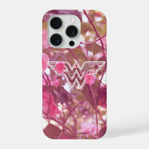 Coque iPhone 15 Pro Wonder Woman Logo Fleurs de Camélia Roses