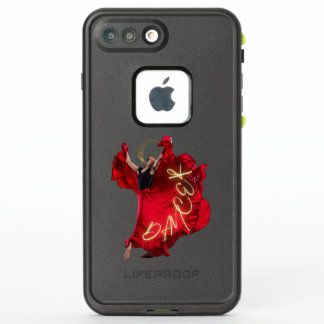 Une femme dansant en robe rouge