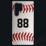Coque Samsung Galaxy Baseball avec numéro personnalisable<br><div class="desc">Photo macro d'un Baseball flambant neuf avec couture rouge. Un cadeau parfait pour les amateurs de baseball ou de softball.</div>