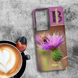 Coque Samsung Galaxy Bumble Bee Purple Thistle Flower Gros plan Photo<br><div class="desc">Une photographie de fond d'un pollen chargé d'abeilles occupées se dirige vers le bas dans une fleur de chardon violet remplit le fond du coque. Le dessus offre le monogramme de lettre initiale modèle en noir et nom dans un vert complémentaire. Personnalisez le texte, supprimez le texte ou modifiez-le à...</div>