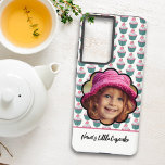 Coque Samsung Galaxy Cupcakes colorés Scalloped Photo personnalisée<br><div class="desc">Ce design amusant et coloré comprend une photographie avec du texte modèle ci-dessous et un motif de cupcake en haut. Personnalisez le texte modèle et remplacez la photo de l'espace réservé par la vôtre. Une photo carré fonctionne le mieux. Une excellente idée cadeau pour un anniversaire, la fête des mères...</div>