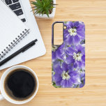 Coque Samsung Galaxy Fleurs violettes de Delphinium Floral<br><div class="desc">Protégez votre téléphone Samsung Galaxy S22 avec ce boîtier téléphonique branché qui comprend l'image photo de fleurs violettes de Delphinium avec des centres blancs. Un joli design floral ! Sélectionnez votre style de téléphone. REMARQUE : Vous devrez peut-être modifier et ajuster l'image si nécessaire lors de la modification du style...</div>