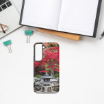 Coque Samsung Galaxy Jardin japonais Lanterne et Feuilles d'érable roug<br><div class="desc">Protégez votre téléphone Samsung Galaxy S22 avec cette étui téléphonique branchée qui comprend l'image photo d'une lanterne de jardin japonaise et de feuilles d'érable rouge. Un joli design floral ! Sélectionnez votre style de téléphone. REMARQUE : Vous devrez peut-être modifier et ajuster l'image si nécessaire lors de la modification du...</div>