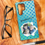 Coque Samsung Galaxy Modèle de point Polka Photo Trou de papier personn<br><div class="desc">Ce design modèle comprend une photo d'espace réservé de garçons regardant à travers un trou de papier perforé que VOUS REMPLACEZ avec votre photo préférée de membres de la famille ou d'un(e) animal(s) de compagnie(s). Il faudra peut-être essayer plusieurs photos avant de s'immiscer dans un décor aux formes impaires. Une...</div>