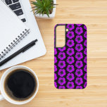 Coque Samsung Galaxy Modèle floral de géranium violet sur noir<br><div class="desc">Protégez votre téléphone Samsung Galaxy S22 avec ce boîtier téléphonique durable qui comprend l'image d'une fleur de géranium Cranesbill violet sur un arrière - plan noir et imprimé dans un motif extensible. Un design floral et amusant ! Sélectionnez votre style de téléphone. REMARQUE : Vous devrez peut-être modifier et ajuster...</div>