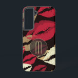 Coque Samsung Galaxy Monogramme à lèvres rouges sophistiqué<br><div class="desc">Belle et glamour pour elle,  cette boîte téléphonique présente un motif arrière - plan d'images de lèvres rouge et or sur noir dramatique. Votre monogramme est au centre inférieur en or clair,  placé sur une bannière semi-transparente qui est également doublée en or fin.</div>