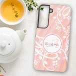 Coque Samsung Galaxy Monogramme de fille personnalisée Nom rose blanc f<br><div class="desc">Ce design est composé de fleurs blanches et d'art de la vigne sur le rose doux et arrière - plan parsemé de pêche. Personnalisez les champs de texte avec un prénom ou un nom et une initiale, supprimez le texte ou modifiez-le à l'aide de l'outil de conception pour sélectionner un...</div>