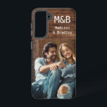 Coque Samsung Galaxy Monogramme Photo Couple Wood Nom personnalisé<br><div class="desc">Monogram Photo Couple Wood Nom personnalisé Samsung Galaxy Coques vous propose votre photo préférée avec vos noms personnalisés et monogramme sur un accent en bois. Parfait comme cadeau pour mari ou petit ami pour l'anniversaire,  Noël,  Saint Valentin,  anniversaire et plus encore. Conçu par ©Evco Studio www.zazzle.com/store/evcostudio</div>