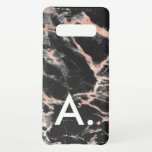 Coque Samsung Galaxy S10  Monogramme rose en or et marbre noir sur mesure in<br><div class="desc">Personnalisez en ajoutant votre propre initiale.</div>