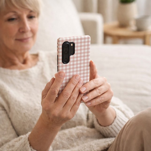 Coque Samsung Galaxy Motif carreaux gingham rose clair classique (A phone case with a pink and white gingham plaid pattern.)