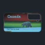 Coque Samsung Galaxy Ours polaire<br><div class="desc">Un ours polaire (Ursus maritimus) sillonne la glace pendant la longue nuit polaire; les aurores boréales en rouge et vert au loin. Le texte "Canada" apparaît également en bleu et blanc brillant. Customisez en ajoutant votre propre texte supplémentaire.</div>
