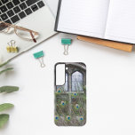Coque Samsung Galaxy Plumes de paon et fenêtres gothiques<br><div class="desc">Protégez votre téléphone Samsung Galaxy S22 avec ce boîtier de téléphone branché qui comprend l'image photo de plumes Peacock colorées contre les vitres gothiques. Sélectionnez votre style de téléphone. Pour les autres marques de téléphone,  vous devrez customiser coque pour remplir l'image aux bords du modèle de design.</div>