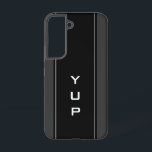 Coque Samsung Galaxy Rayure noire avec monogramme personnalisé<br><div class="desc">Étui Samsung Galaxy S22 avec rayure noire et monogramme personnalisé. Design élégant et épuré pour les initiales de monogramme personnalisées. Idée de cadeau masculine / viril pour la fête ou Noël pour papa,  père,  oncle,  frère,  mari,  grand-père,  etc. Lettres de nom monogrammées. Typographie moderne. Design à rayures.</div>
